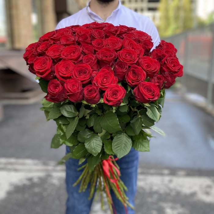 51 красная роза Ред Наоми 90 см