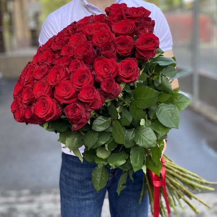 51 красная роза Ред Наоми 90 см