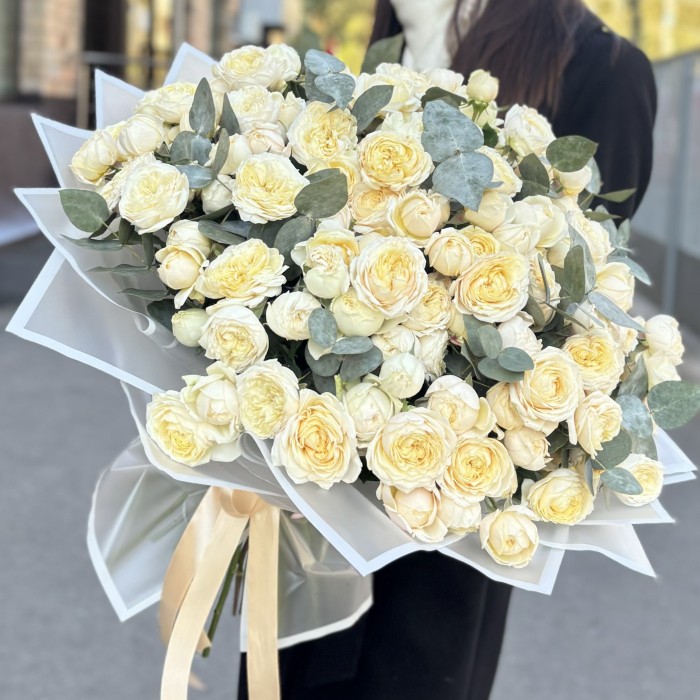 51 кустовая пионовидная кремовая роза Джульетта