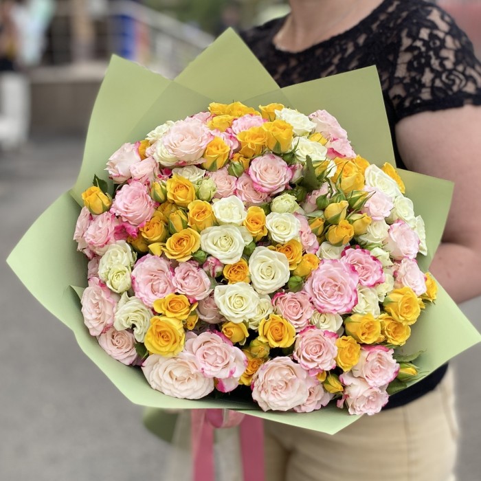 51 кустовая роза Нежный Вальс