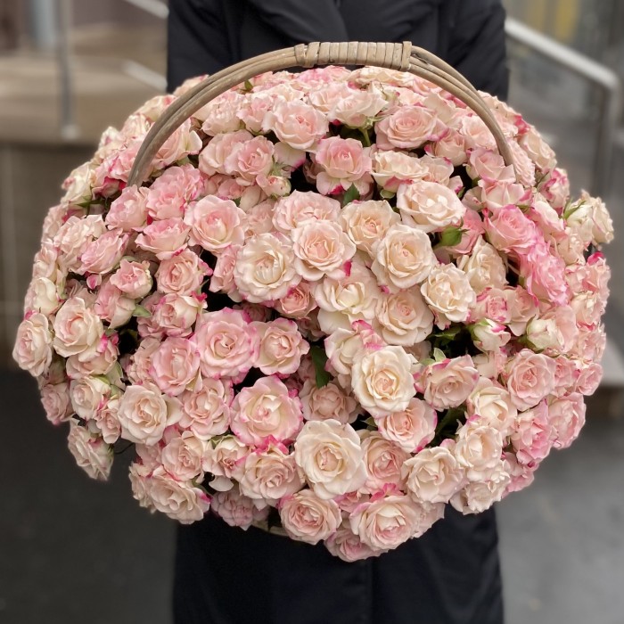 51 кустовая роза Рефлекс в корзине