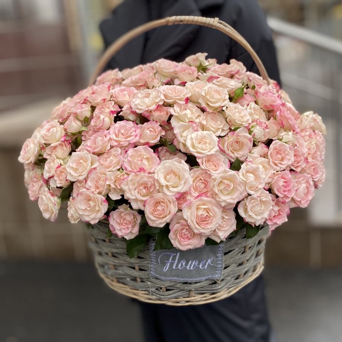 51 кустовая роза Рефлекс в корзине