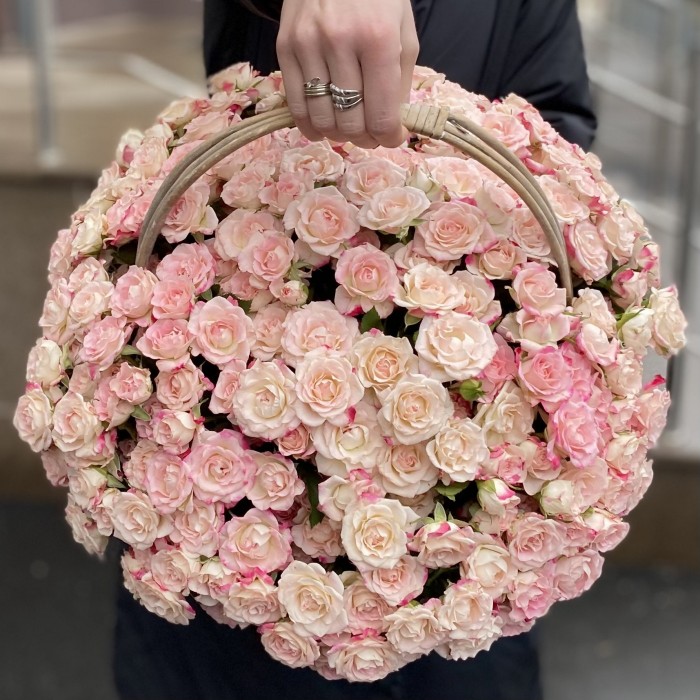 51 кустовая роза Рефлекс в корзине