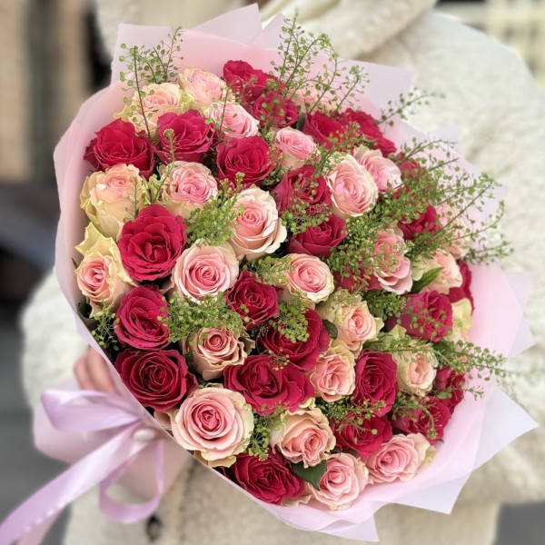 51 малиновая и розовая роза с гринбелом