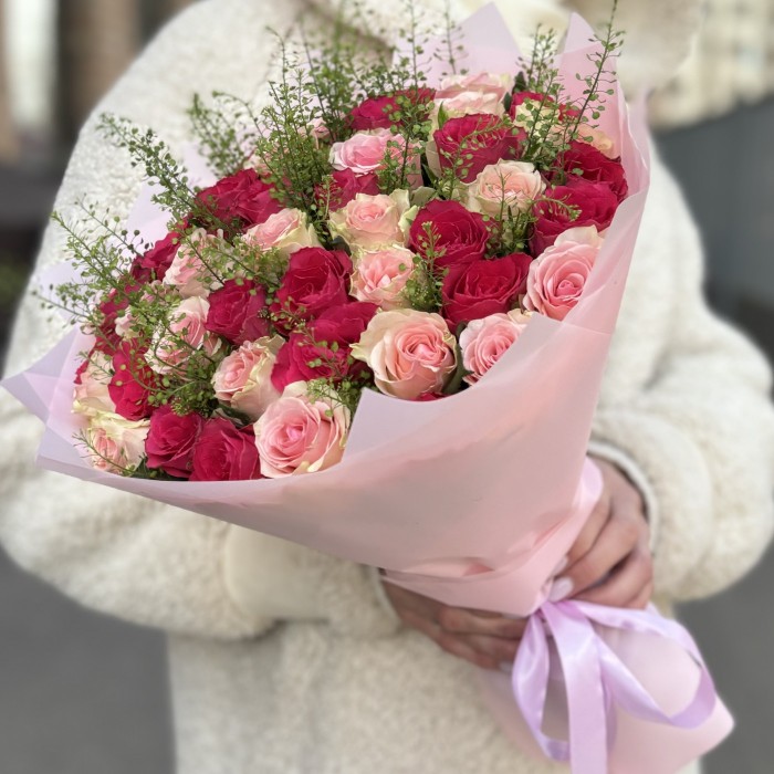 51 малиновая и розовая роза с гринбелом