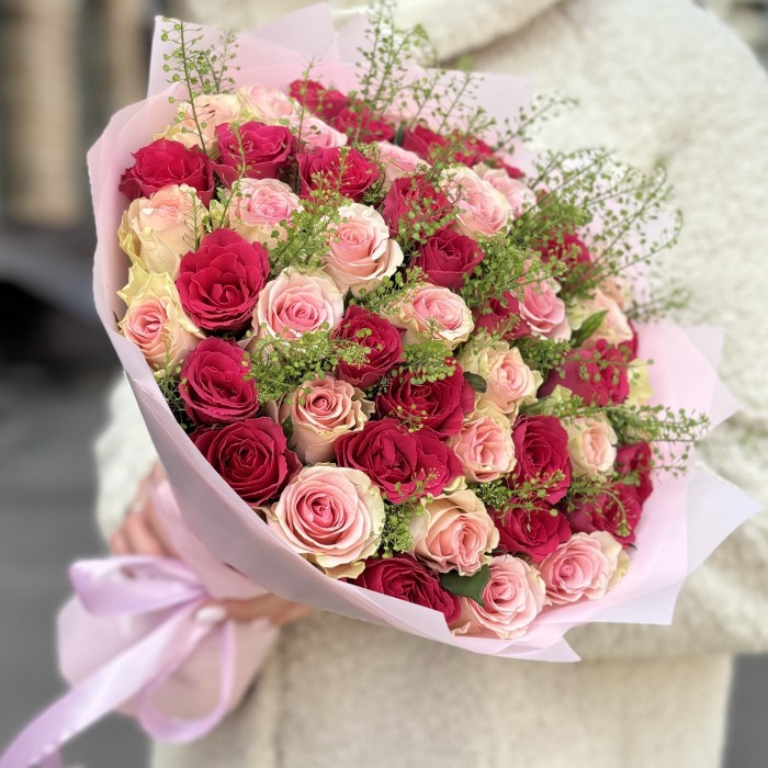 51 малиновая и розовая роза с гринбелом