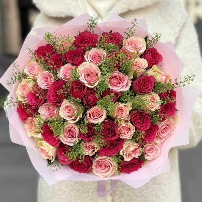51 малиновая и розовая роза с гринбелом