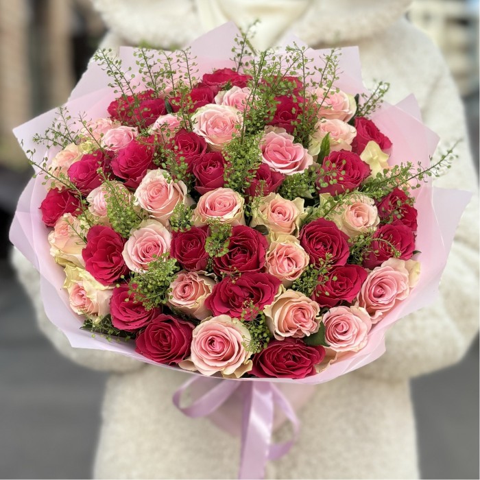 51 малиновая и розовая роза с гринбелом