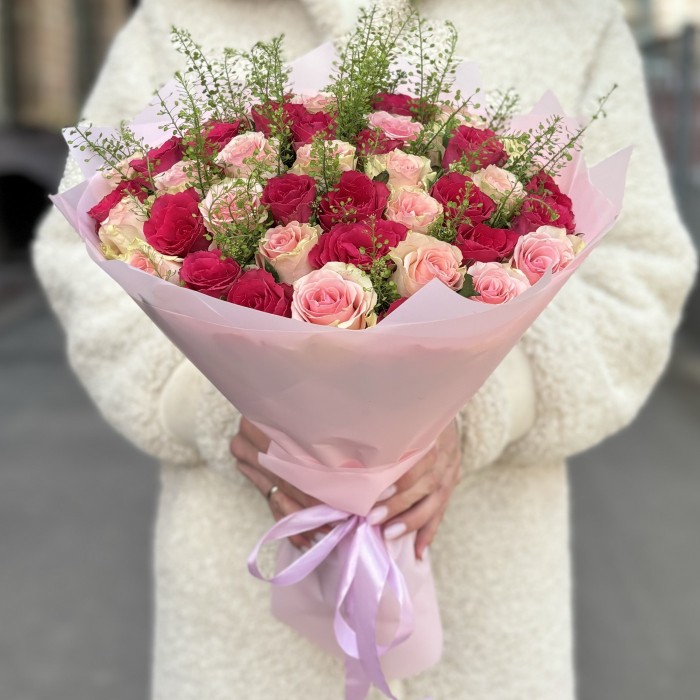 51 малиновая и розовая роза с гринбелом