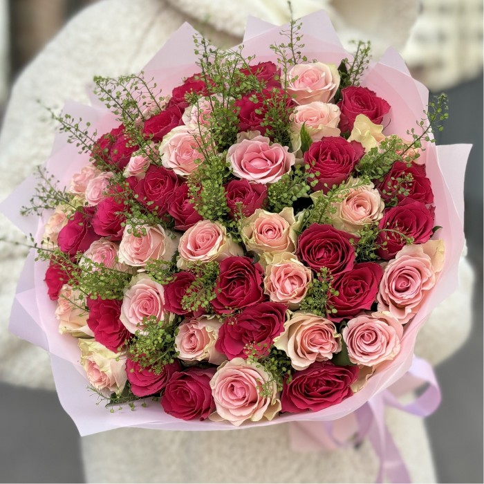 51 малиновая и розовая роза с гринбелом