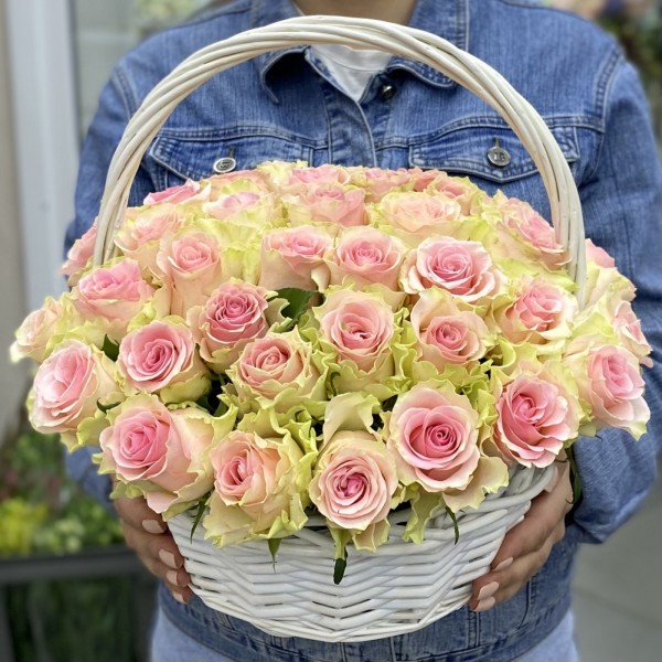 51 нежно-розовая роза в корзине