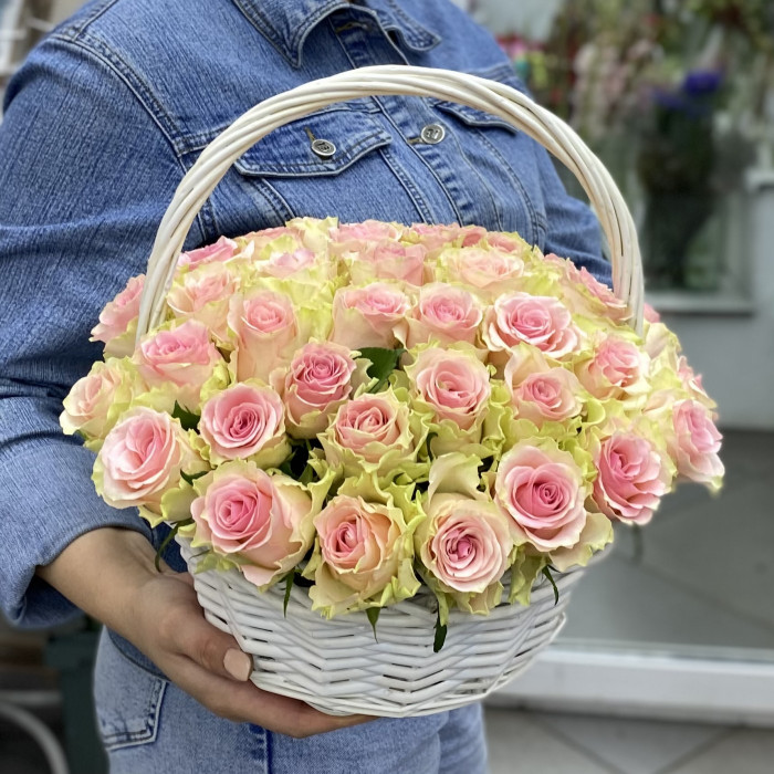 51 нежно-розовая роза в корзине