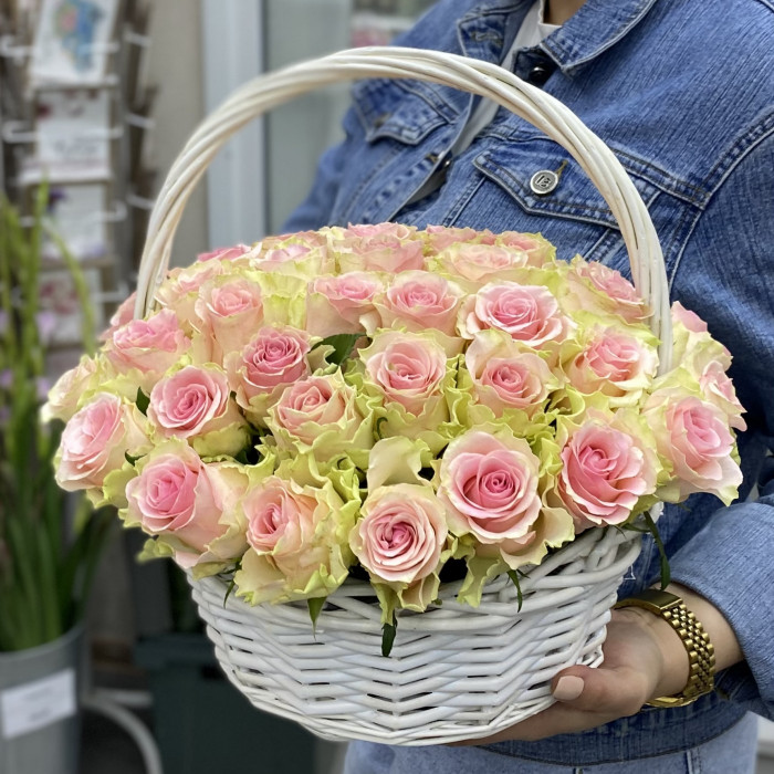 51 нежно-розовая роза в корзине