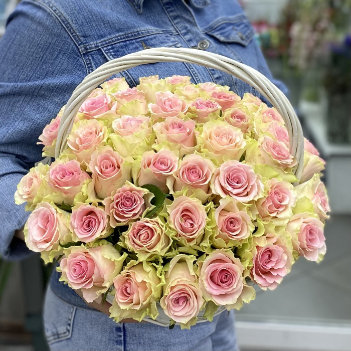 51 нежно-розовая роза в корзине