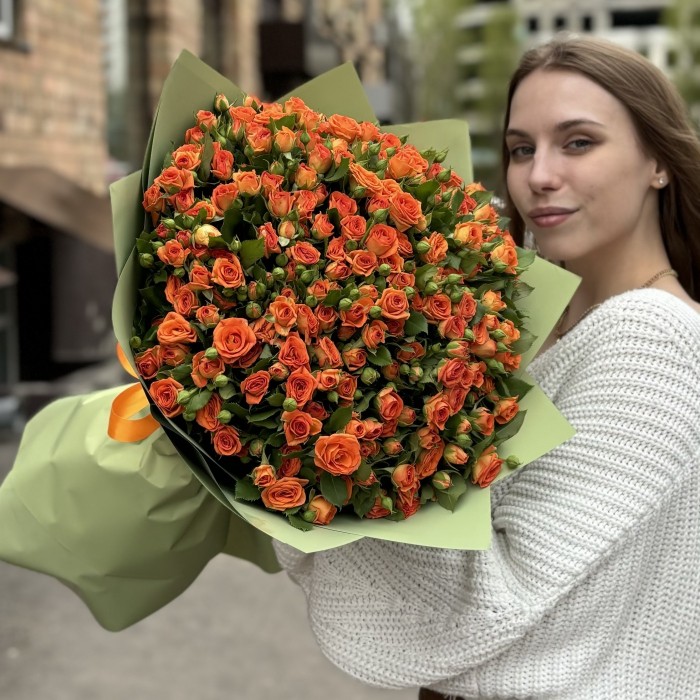 51 оранжевая кустовая роза Чарминг Бейб