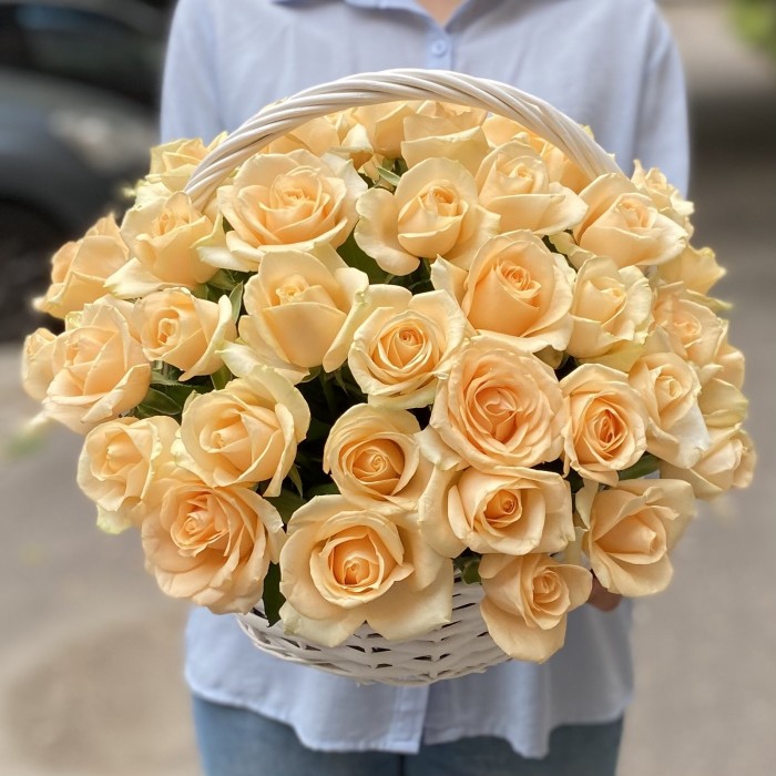 51 персиковая роза Пич аваланш в корзине