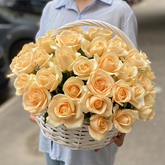 51 персиковая роза Пич аваланш в корзине