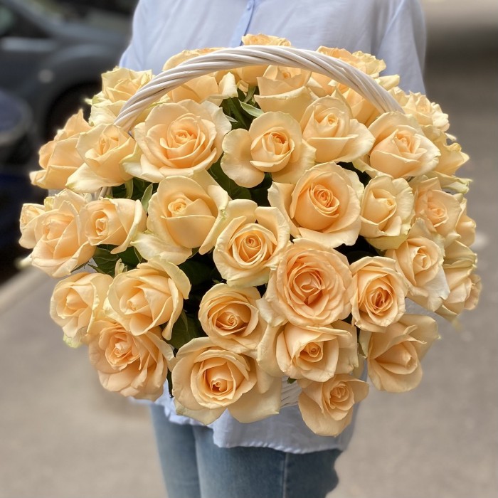 51 персиковая роза Пич аваланш в корзине