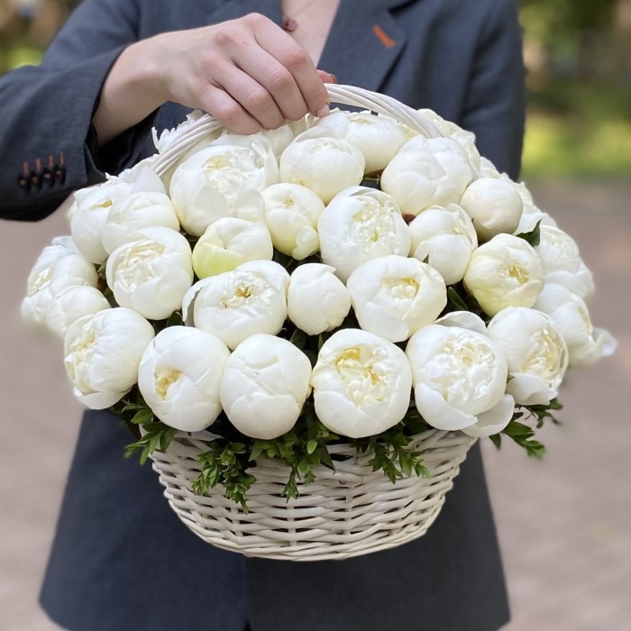 51 пион  Дюшес в корзине