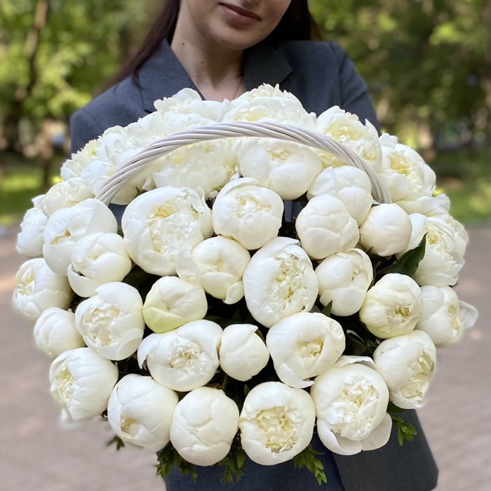 51 пион  Дюшес в корзине