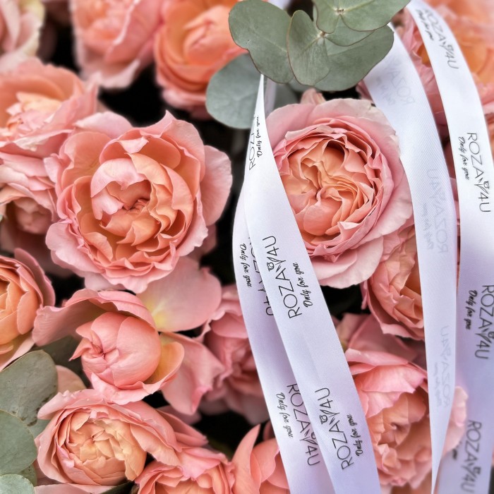 51 пионовидная кустовая роза Джульетта в корзине