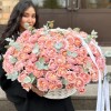 51 пионовидная кустовая роза Джульетта в корзине
