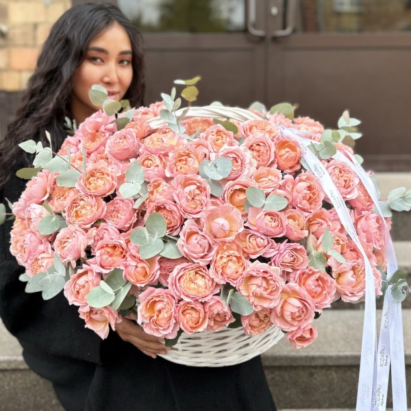 51 пионовидная кустовая роза Джульетта в корзине