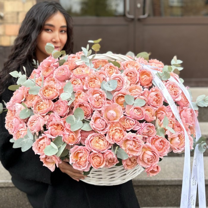 51 пионовидная кустовая роза Джульетта в корзине