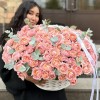 51 пионовидная кустовая роза Джульетта в корзине