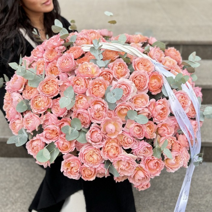 51 пионовидная кустовая роза Джульетта в корзине