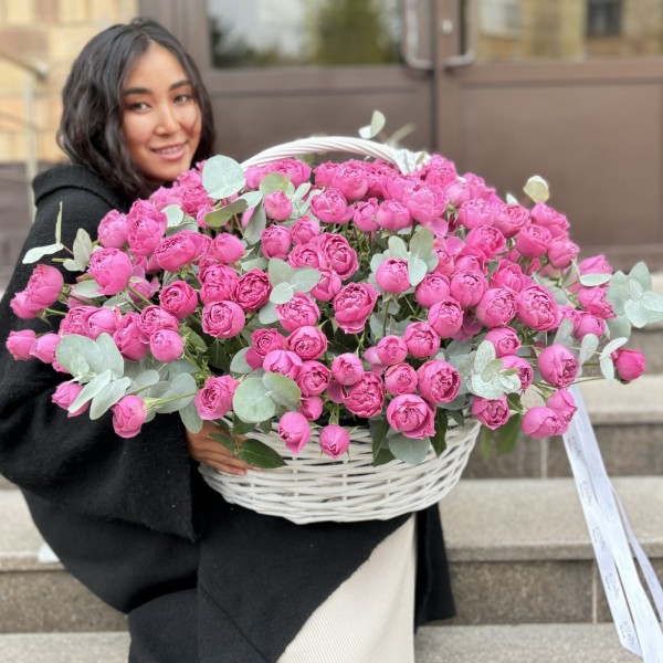 51 пионовидная кустовая роза Мисти Баблс в корзине