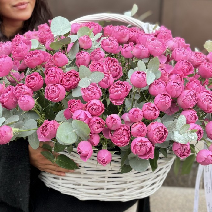 51 пионовидная кустовая роза Мисти Баблс в корзине