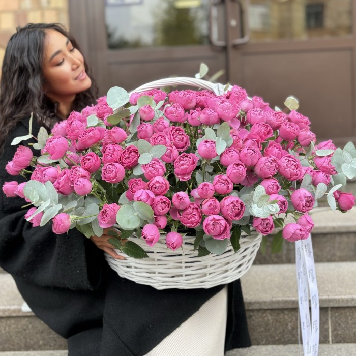 51 пионовидная кустовая роза Мисти Баблс в корзине
