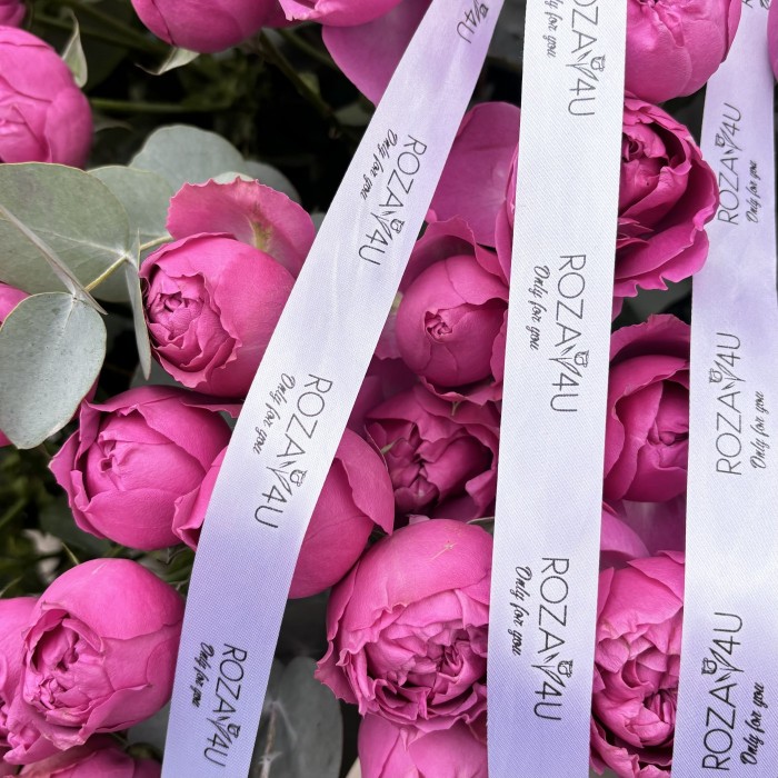 51 пионовидная кустовая роза Мисти Баблс в корзине