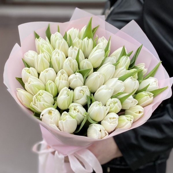 51 пионовидный белый тюльпан в упаковке