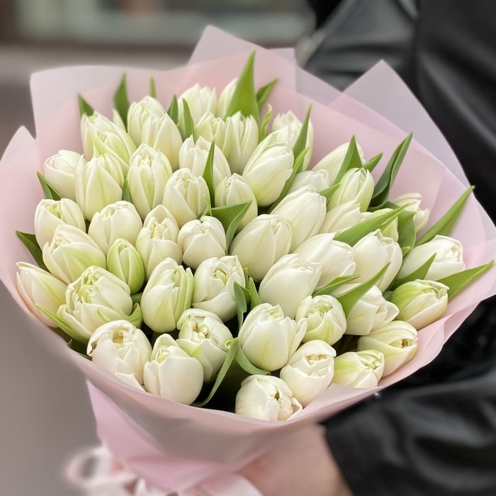 51 пионовидный белый тюльпан в упаковке