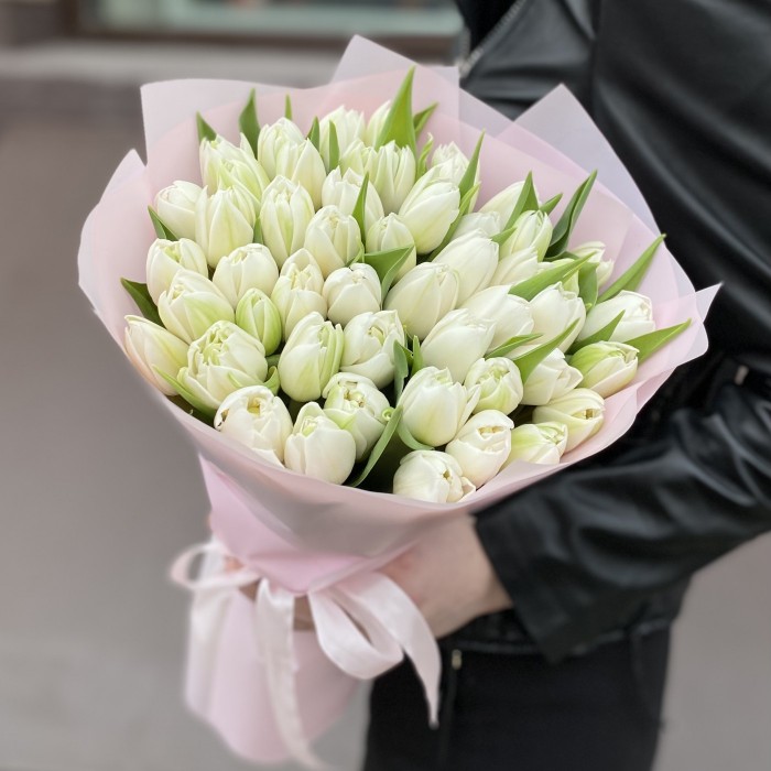 51 пионовидный белый тюльпан в упаковке