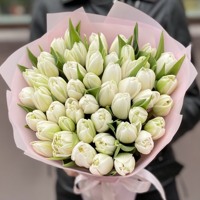 51 пионовидный белый тюльпан в упаковке
