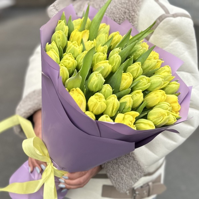 51 пионовидный желтый тюльпан в упаковке