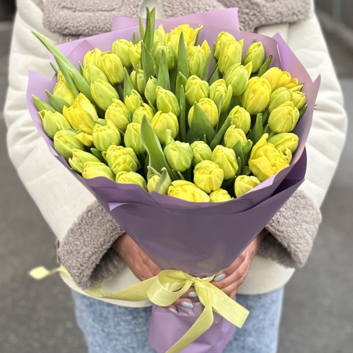 51 пионовидный желтый тюльпан в упаковке