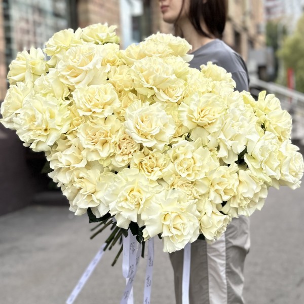 51 пышная белая роза Мондиаль