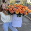 51 пышная роза Фри Спирит с эвкалиптом в бархатной коробке