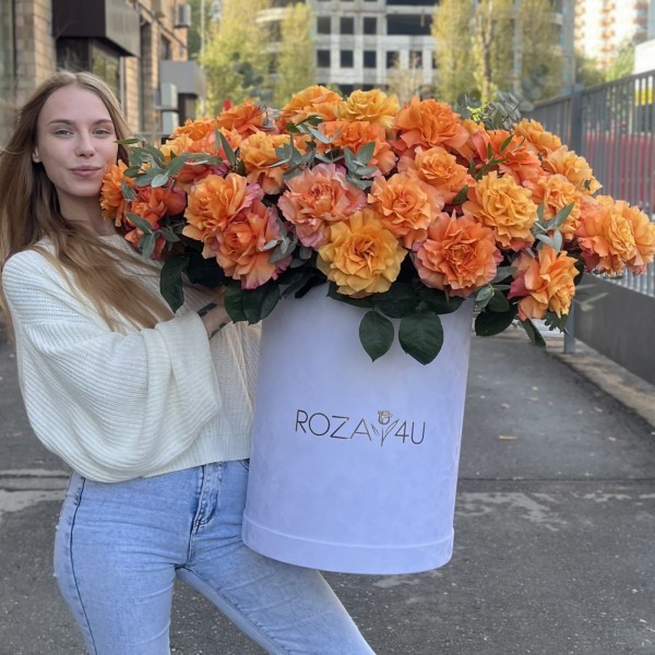 51 пышная роза Фри Спирит с эвкалиптом в бархатной коробке