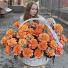 51 пышная роза Фри Спирит с эвкалиптом в корзине