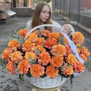 51 пышная роза Фри Спирит с эвкалиптом в корзине