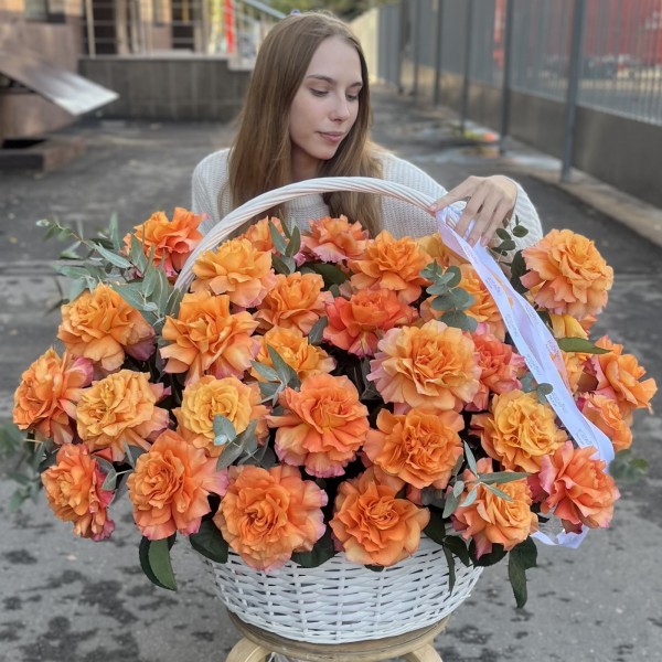 51 пышная роза Фри Спирит с эвкалиптом в корзине