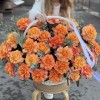 51 пышная роза Фри Спирит с эвкалиптом в корзине