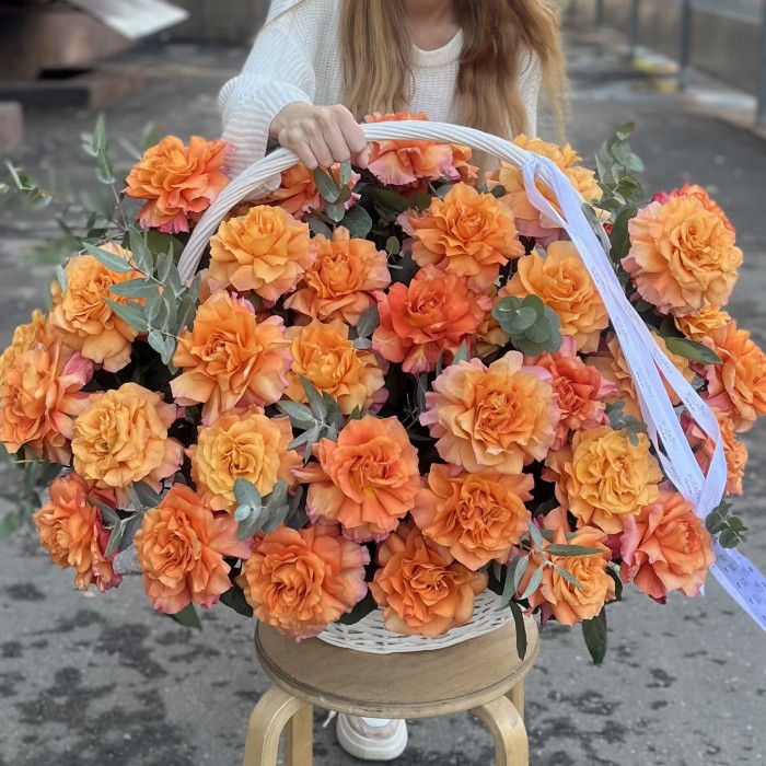 51 пышная роза Фри Спирит с эвкалиптом в корзине