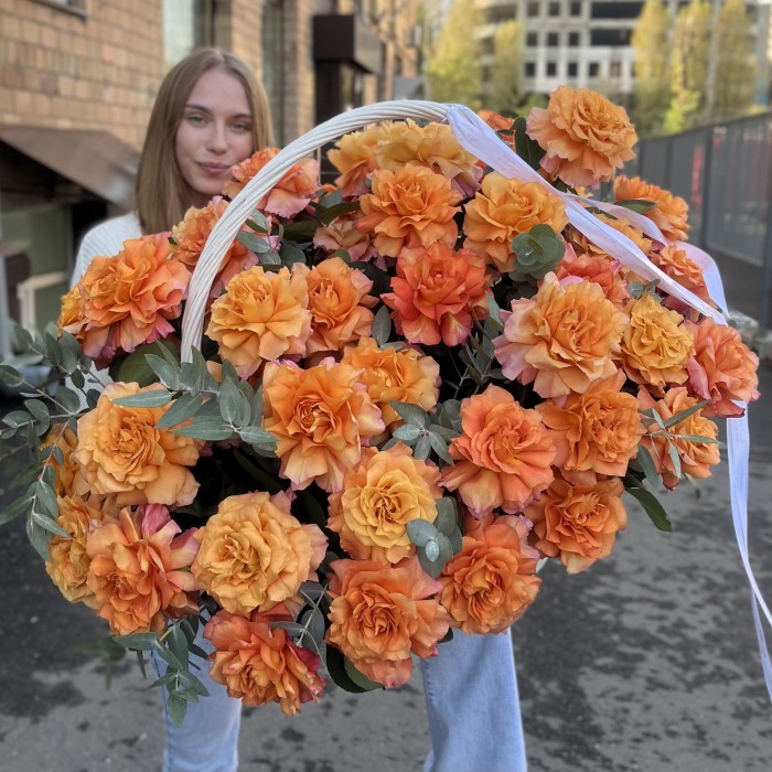 51 пышная роза Фри Спирит с эвкалиптом в корзине