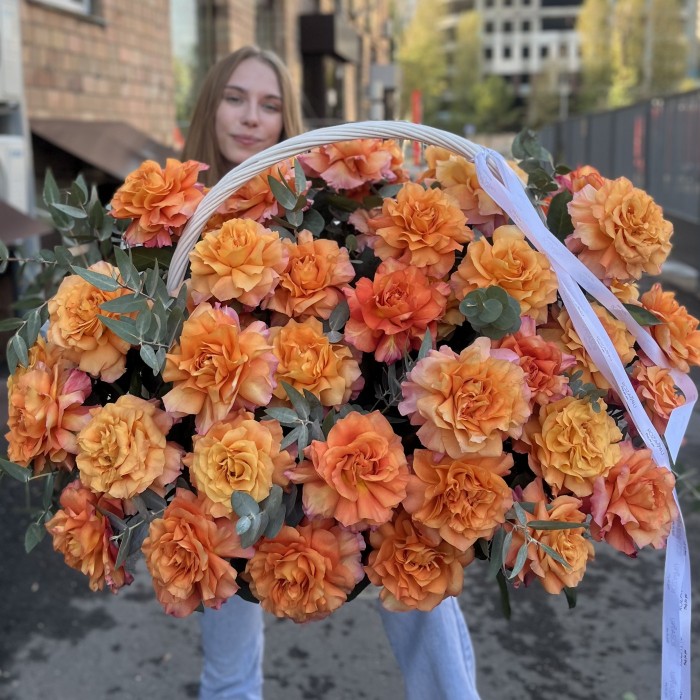 51 пышная роза Фри Спирит с эвкалиптом в корзине